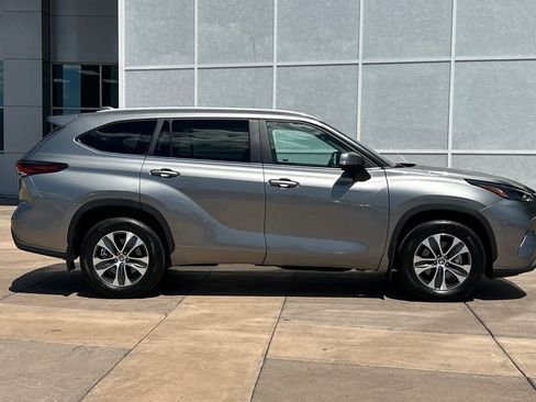 Used 2025 Toyota Highlander AWD image 3