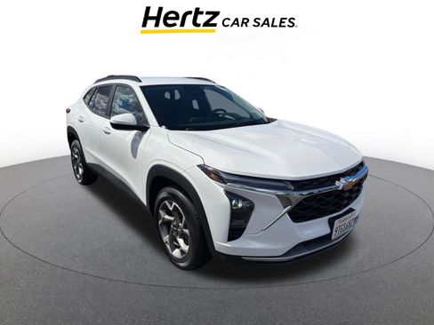 Used 2025 Chevrolet Trax LT FWD image 1