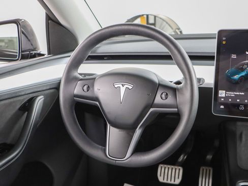 Used 2025 Tesla Model Y Performance image 12