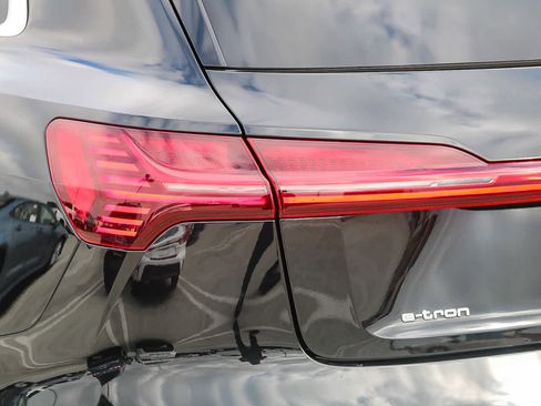 Used 2022 Audi e-tron Premium Plus w/ Premium Plus Package image 9
