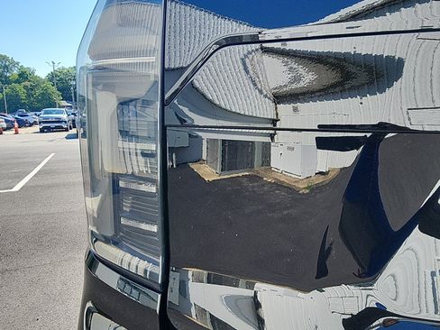 New 2026 Chevrolet Tahoe High Country w/ Sun And Tow Package AWD/4WD image 13