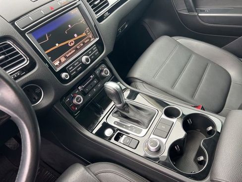 Used 2016 Volkswagen Touareg Sport image 29