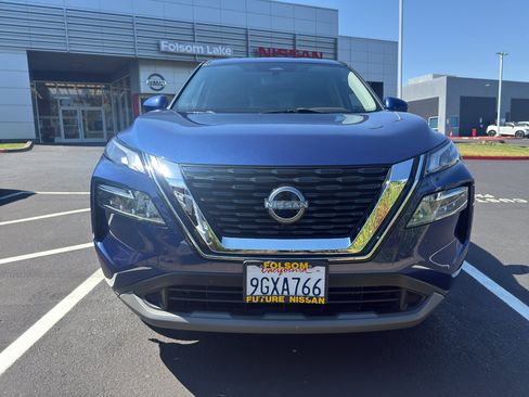 Used 2023 Nissan Rogue SV FWD image 2