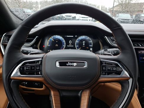 New 2025 Jeep Grand Cherokee Summit image 14