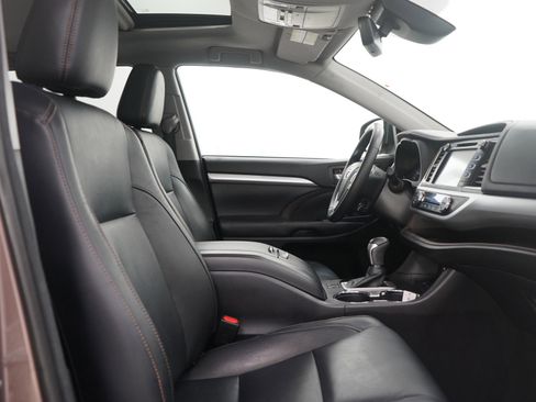 Used 2018 Toyota Highlander XLE w/ Carpet Mat Package (TMS) image 12