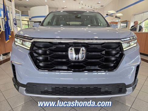 Used 2025 Honda Pilot Touring image 2