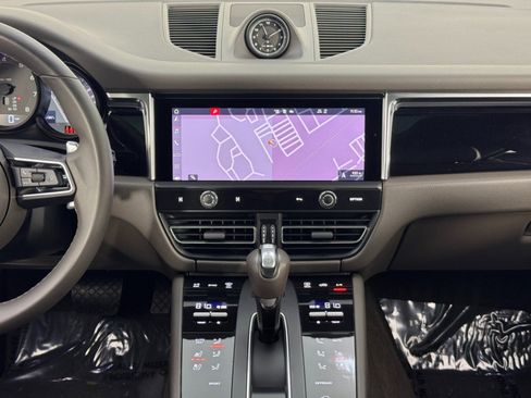 Used 2023 Porsche Macan image 24