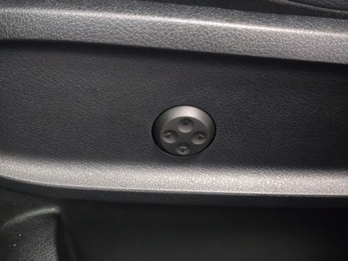 Used 2025 Mercedes-Benz GLB 250 4MATIC image 33