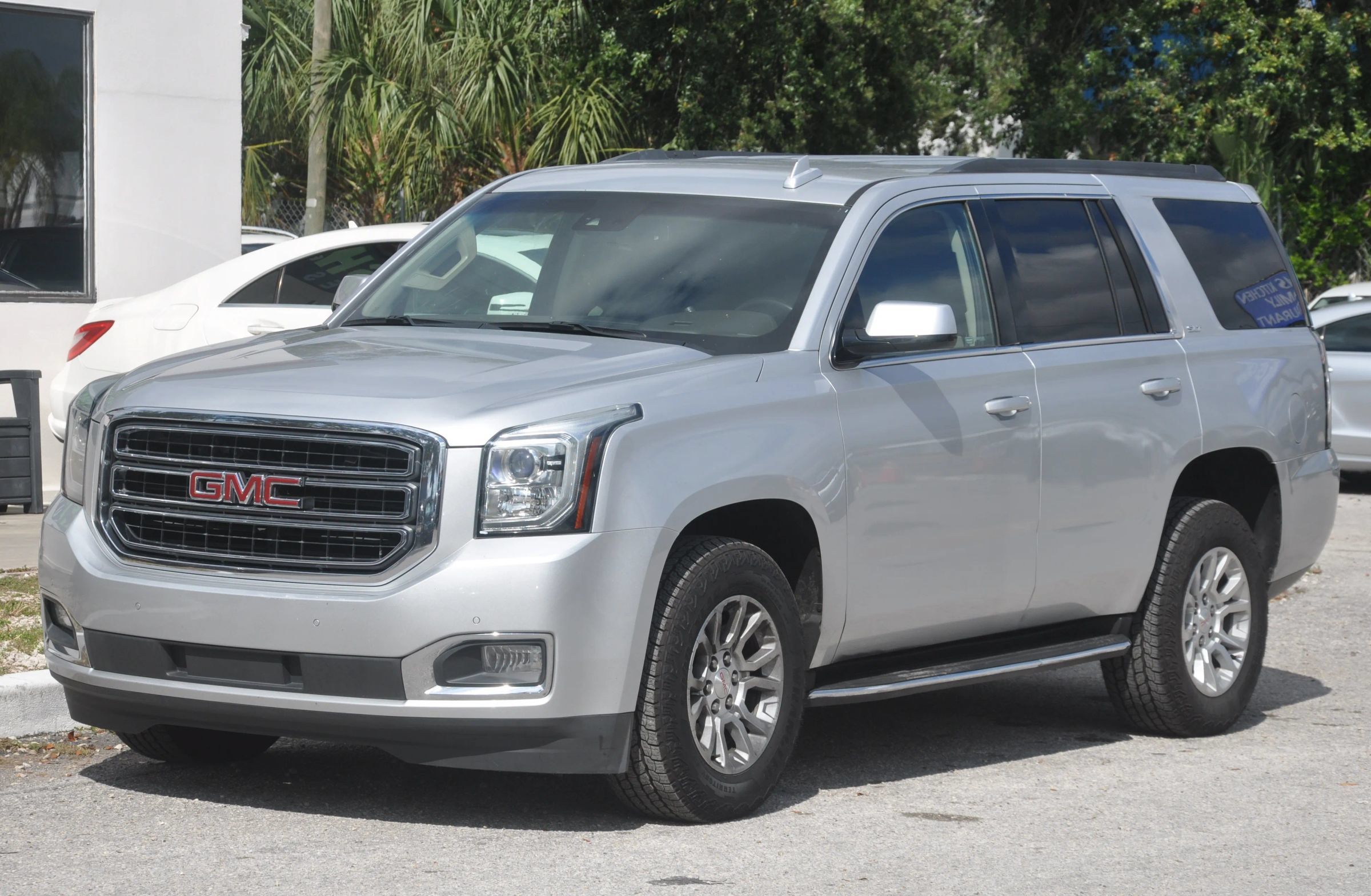 Used 2017 GMC Yukon SLT RWD image 1
