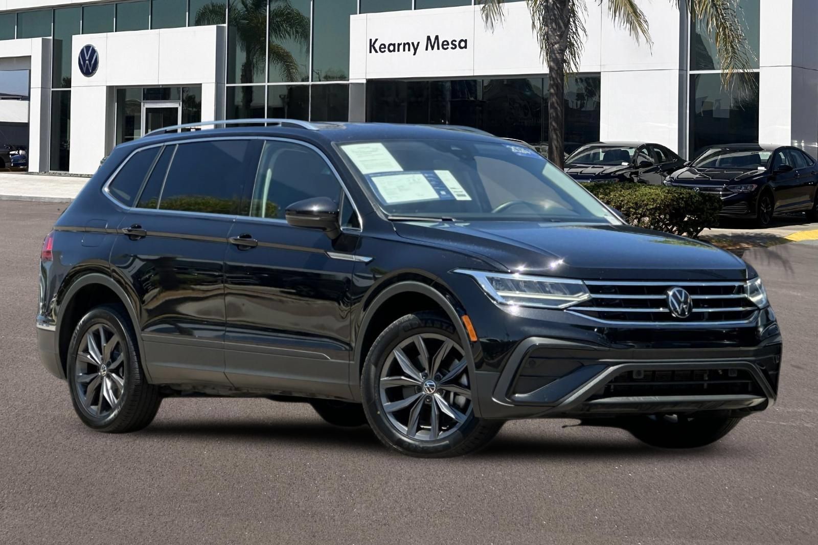 Used 2024 Volkswagen Tiguan SE FWD image 2