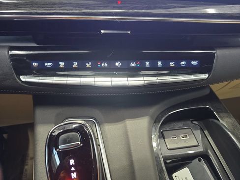 Used 2024 Cadillac Escalade ESV Premium Luxury AWD/4WD image 21