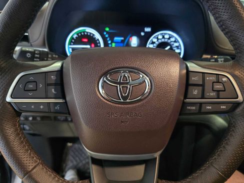 Used 2023 Toyota Sienna Platinum AWD/4WD image 30