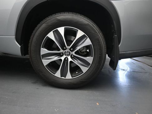 Used 2022 Toyota Highlander XLE AWD/4WD image 13