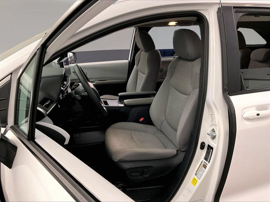 Used 2025 Toyota Sienna LE FWD image 29