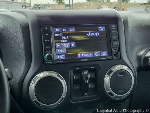 Used 2018 Jeep Wrangler Unlimited Sahara AWD/4WD image 17
