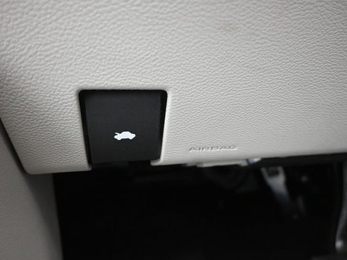 Used 2024 Chrysler Pacifica Touring-L FWD image 22