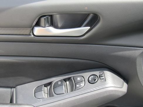 Used 2025 Nissan Altima 2.5 SV FWD image 19