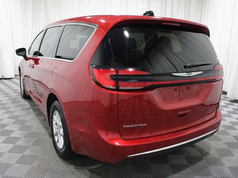Used 2025 Chrysler Pacifica Select FWD image 32