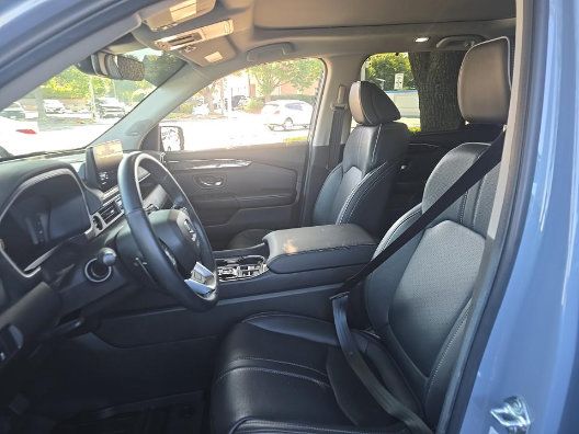Used 2025 Honda Pilot Elite image 3