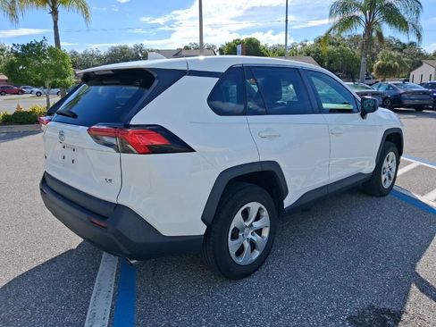 Used 2022 Toyota RAV4 LE FWD image 5