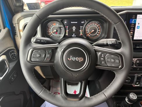 Used 2025 Jeep Wrangler Sport AWD/4WD image 17