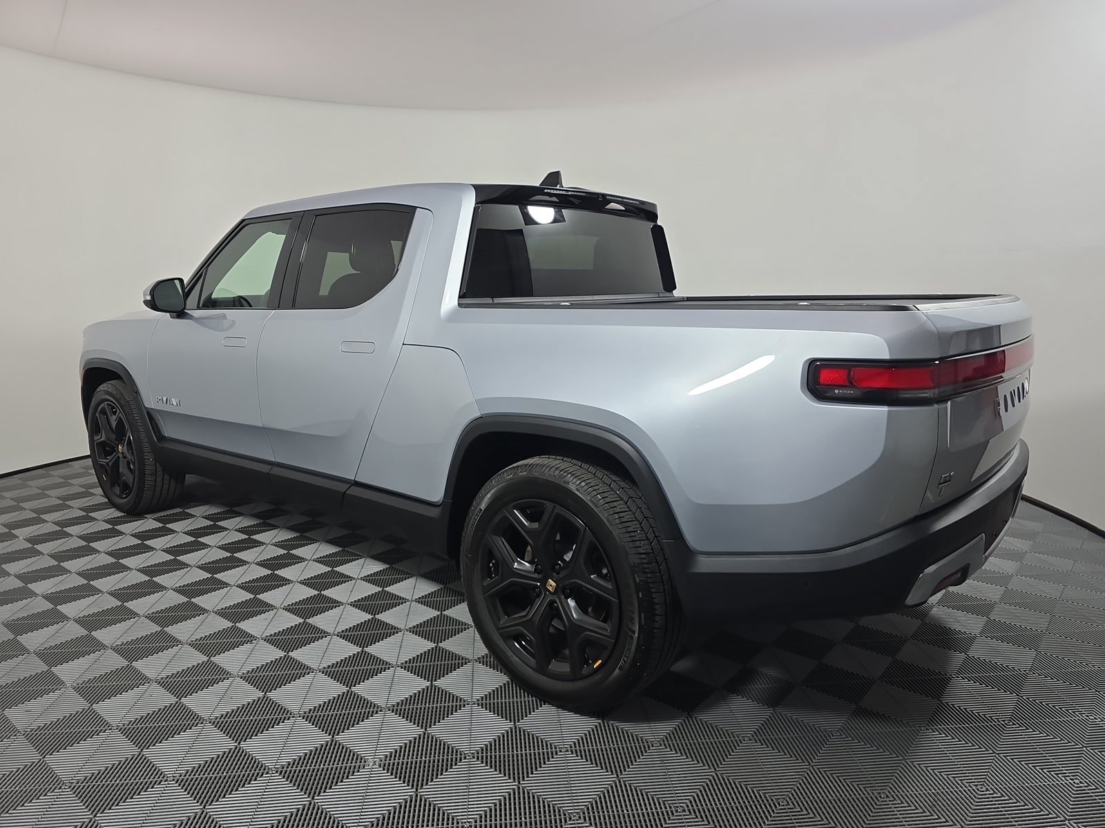 Used 2023 Rivian R1T Adventure Dual AWD/4WD image 3