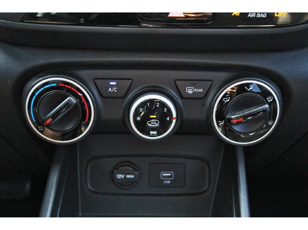 Used 2021 Hyundai Venue SE FWD image 28
