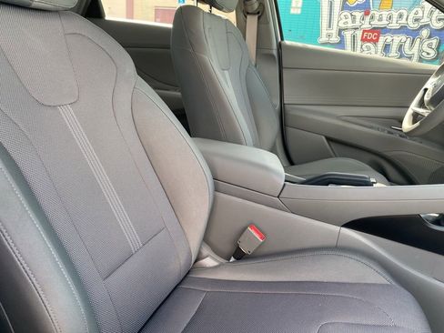 Certified 2022 Hyundai Elantra SE image 16