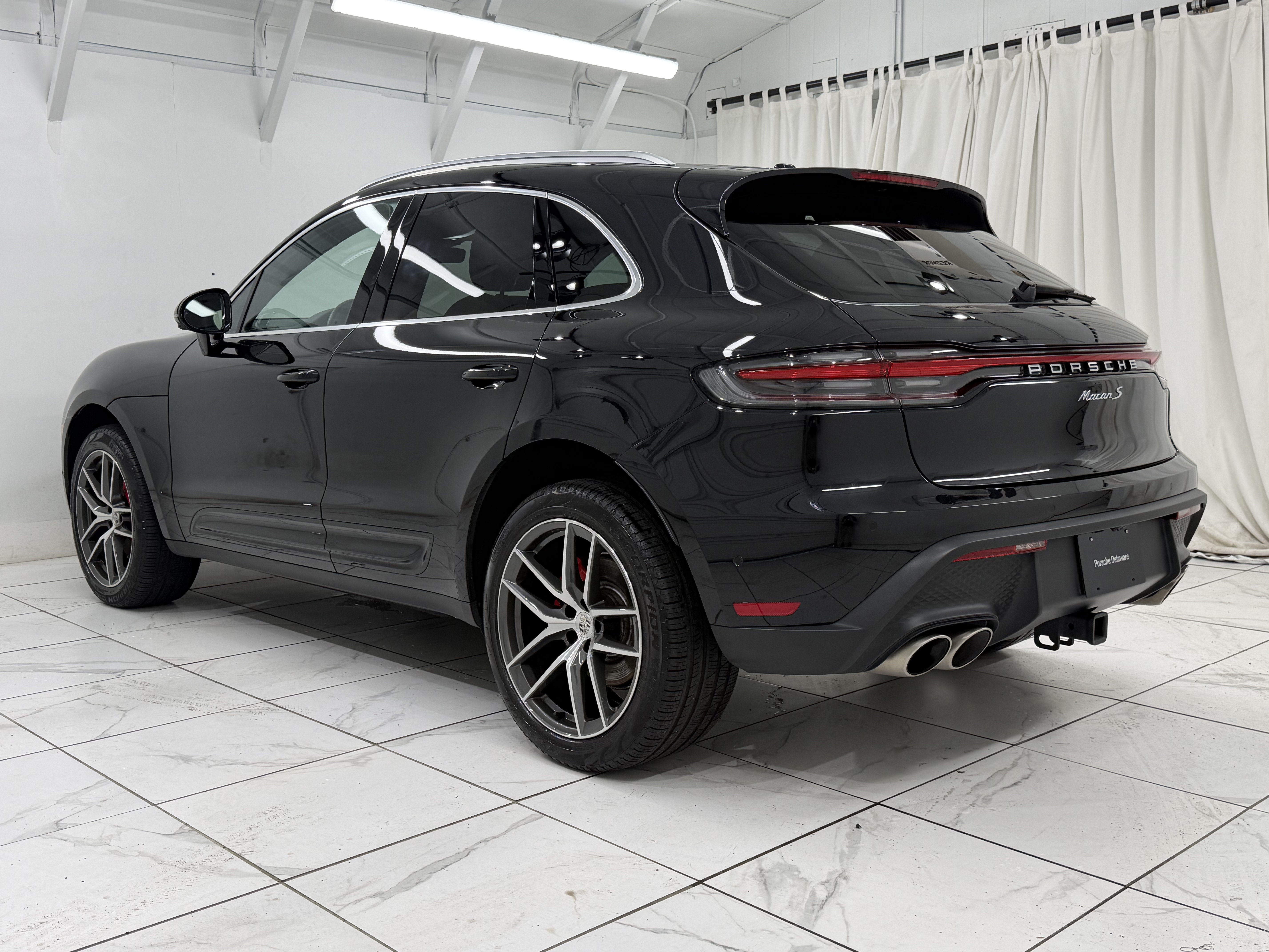 Certified 2023 Porsche Macan S AWD/4WD image 3
