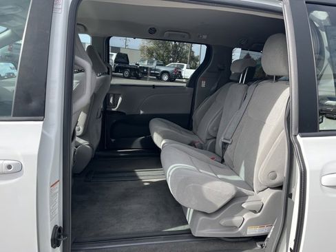 Used 2018 Toyota Sienna LE image 28