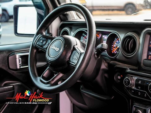 Used 2023 Jeep Gladiator Sport image 12