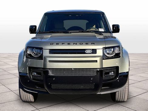 Used 2025 Land Rover Defender 110 X-Dynamic SE image 3