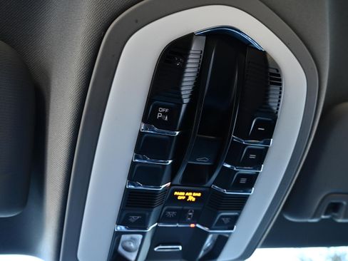 Used 2016 Porsche Panamera S image 33