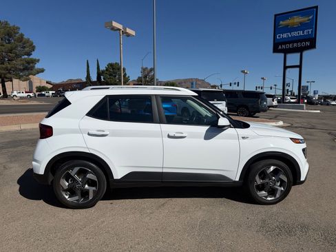 Used 2025 Hyundai Venue SEL FWD image 4