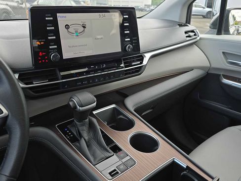 Certified 2021 Toyota Sienna XLE AWD/4WD image 39