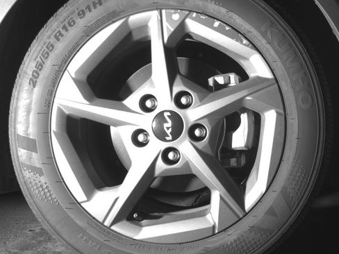 Used 2025 Kia K4 LXS image 13