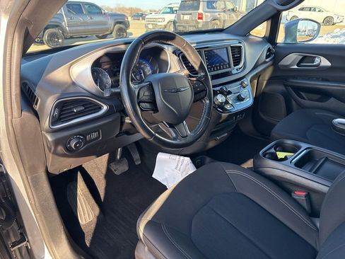 Used 2020 Chrysler Pacifica Touring w/ S Appearance Package image 8
