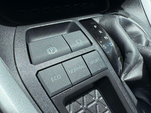 Used 2025 Toyota RAV4 XLE FWD image 37