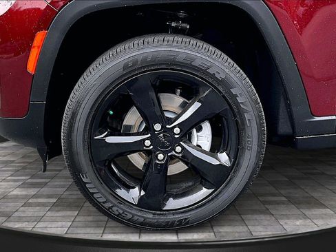 New 2025 Jeep Grand Cherokee Altitude AWD/4WD image 11