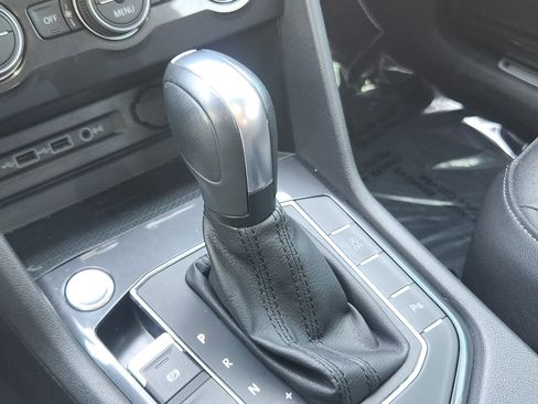 Used 2020 Volkswagen Tiguan SE R-Line image 11