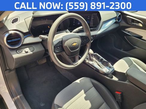 Used 2025 Chevrolet Trax LT FWD image 7