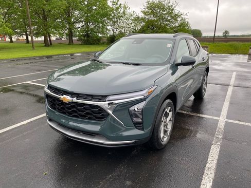 New 2026 Chevrolet Trax LT w/ LT Convenience Package FWD image 3
