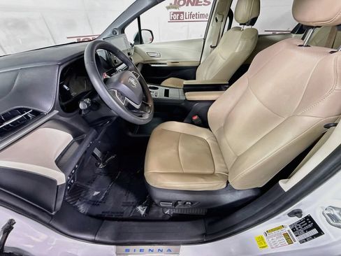 Used 2022 Toyota Sienna XLE w/ XLE Plus Package FWD image 27