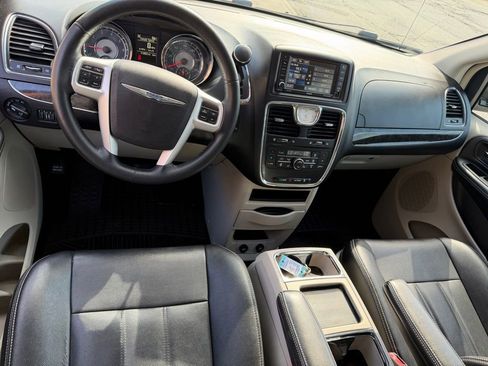 Used 2016 Chrysler Town & Country Touring w/ Driver Convenience Group FWD image 15