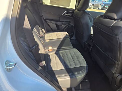 New 2026 Mitsubishi Outlander SE image 7