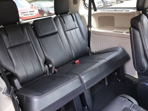 Used 2011 Chrysler Town & Country Touring-L w/ Driver Convenience Group FWD image 27