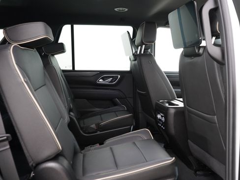 Used 2024 GMC Yukon SLT w/ SLT Luxury Package AWD/4WD image 14
