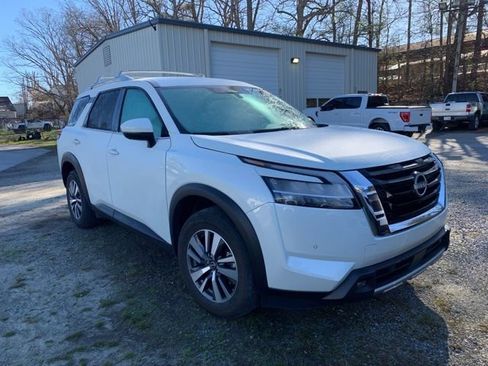 Used 2023 Nissan Pathfinder SL image 2