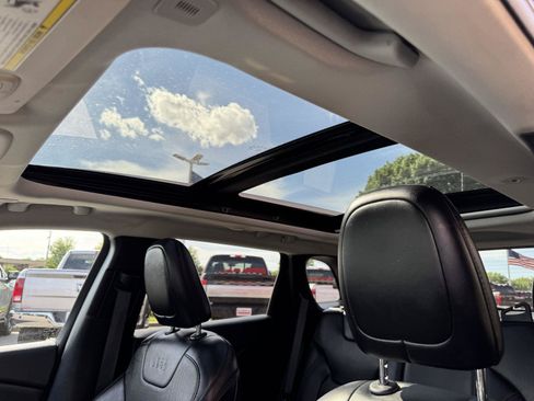 Used 2019 Jeep Cherokee Limited AWD/4WD image 18