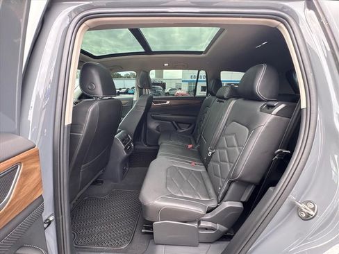 Used 2025 Volkswagen Atlas SE FWD image 12
